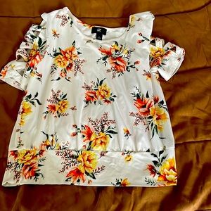 Super cute flowery shirt! Super soft and comfortable!